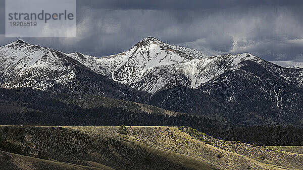 USA  Colorado  schneebedeckte Gipfel der Rocky Mountains im Frühling