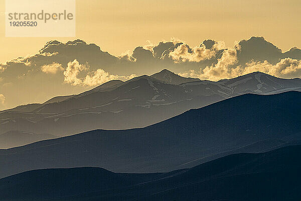 USA  Idaho  Bellevue  Wolken über Bergen bei Sonnenuntergang