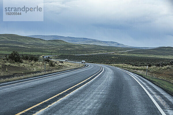 USA  Nevada  McDermitt  Blick auf die Autobahn bei stürmischem Wetter