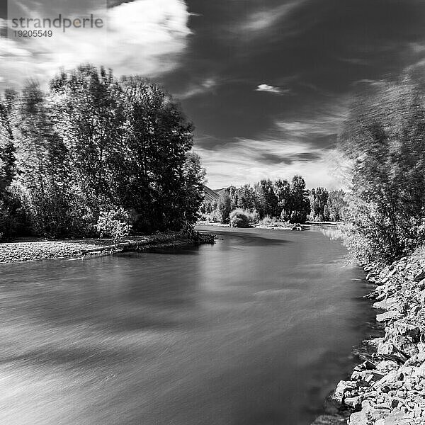 Langzeitbelichtung des Big Wood River an einem sonnigen Tag