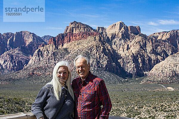 USA  Nevada  Las Vegas  Porträt eines älteren Paares im Red Rocks National Conservation Area
