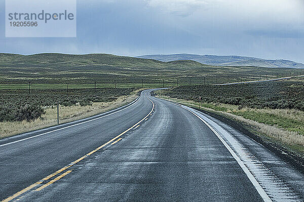 USA  Nevada  McDermitt  Blick auf die Autobahn bei stürmischem Wetter