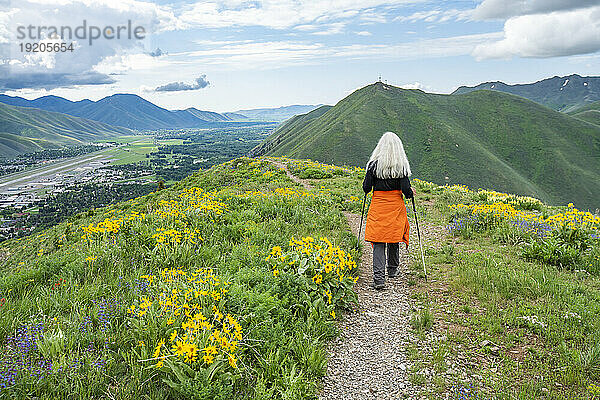 USA  Idaho  Hailey  ältere blonde Frau beim Wandern auf dem Carbonate Mountain Trail