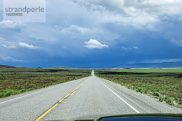 USA  Idaho  Fairfield  Sturmwolken sammeln sich über der Autobahn