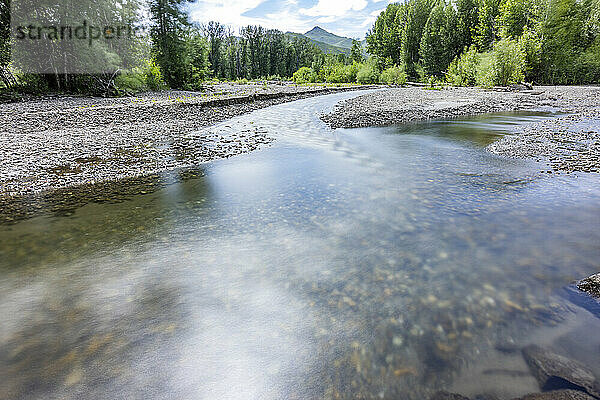 Langzeitbelichtung des Big Wood River an einem sonnigen Tag