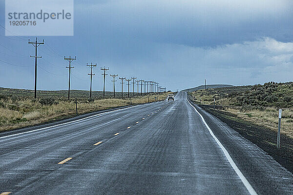 USA  Nevada  McDermitt  Strommasten entlang der Autobahn bei stürmischem Wetter