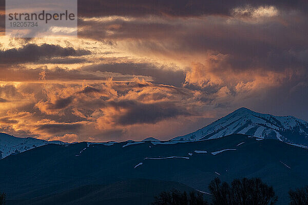 USA  Idaho  Bellevue  dramatische Wolken während des Sonnenuntergangs in den Bergen in der Nähe von Sun Valley