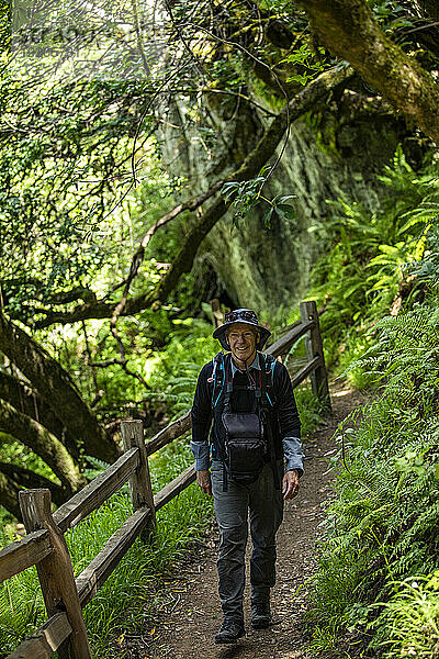 Lächelnder älterer Mann beim Wandern auf dem Dipsea Trail