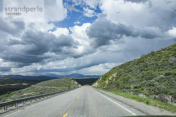 USA  Idaho  Sturmwolken sammeln sich über der Autobahn