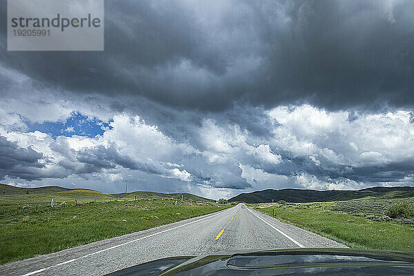 USA  Idaho  Sturmwolken sammeln sich über der Autobahn