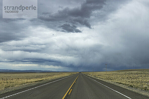 USA  Nevada  Winnemucca  Blick auf die Autobahn bei stürmischem Wetter