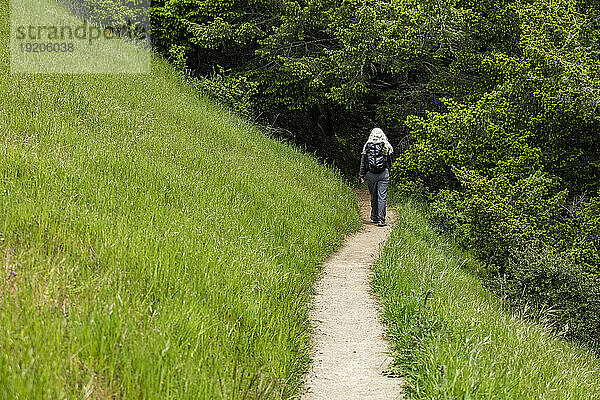 Ältere Frau wandert auf dem Dipsea Trail