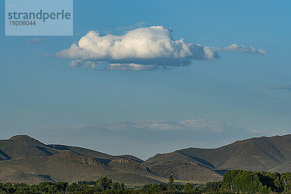 USA  Idaho  Bellevue  Wolke schwebt an einem sonnigen Tag über den Ausläufern