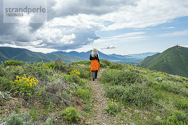 USA  Idaho  Hailey  ältere blonde Frau beim Wandern auf dem Carbonate Mountain Trail