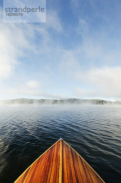 Boot auf Lake Placid im Morgennebel