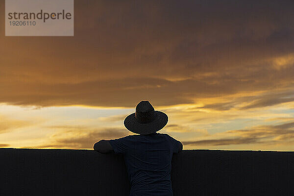 USA  New Mexico  Santa Fe  Silhouette eines Mannes mit Hut  der den Sonnenuntergang betrachtet