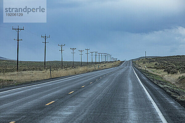 USA  Nevada  McDermitt  Strommasten entlang der Autobahn bei stürmischem Wetter