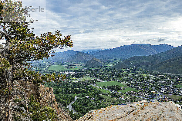 USA  Idaho  Hailey  kleine Stadt im Tal vom Carbonate Mountain aus gesehen