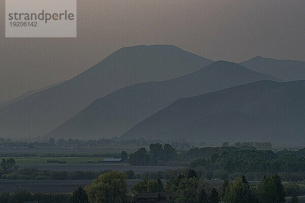 USA  Idaho  Bellevue  Silhouette der Berge in der Abenddämmerung