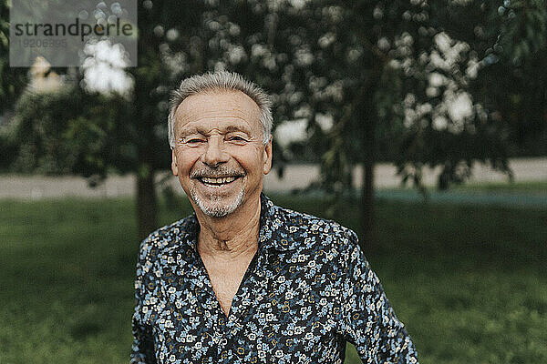 Porträt eines glücklichen älteren Mannes im Park