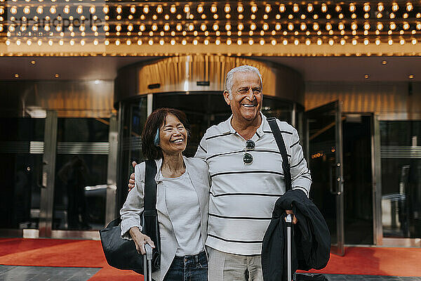 Glückliche ältere Freunde stehen vor dem Kino