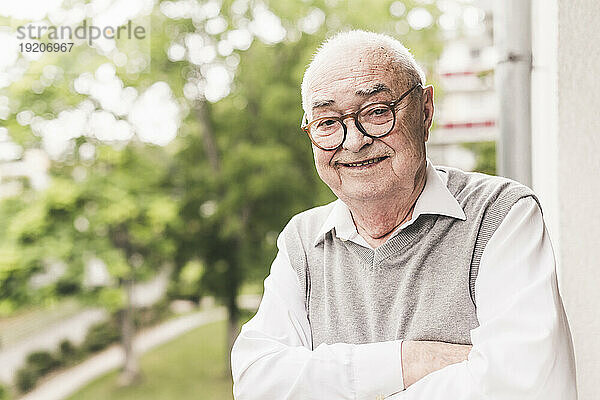 Porträt eines lächelnden älteren Mannes mit Brille