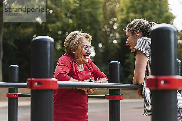 Großmutter und Enkelin trainieren an Bars in einem Park