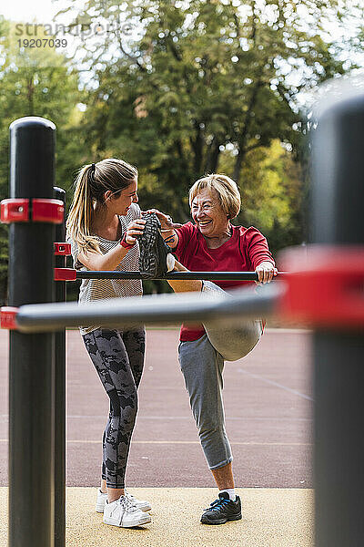 Großmutter und Enkelin trainieren an Bars in einem Park