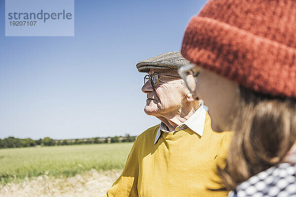 Älterer Mann mit Enkelin an einem sonnigen Tag