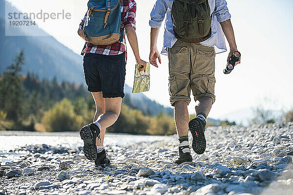 Österreich  Alpen  Paar auf Wandertour mit Karte und Fernglas