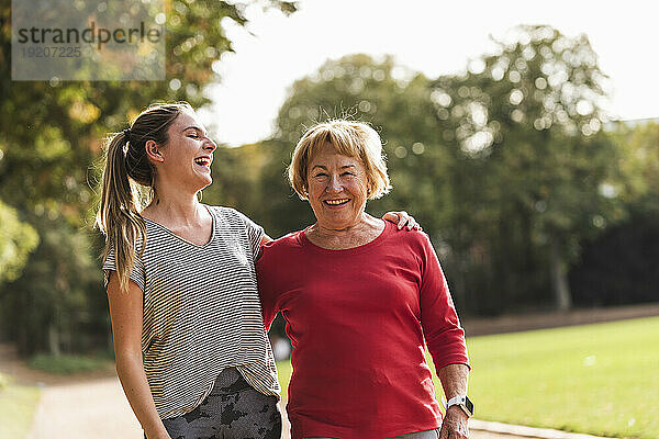 Enkelin und Großmutter haben Spaß beim gemeinsamen Joggen im Park