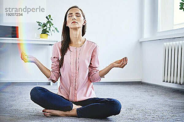 Ruhige Geschäftsfrau  die im Büro meditiert