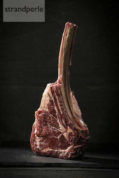 Rohes Tomahawk-Steak