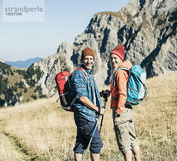 Österreich  Tirol  glückliches Paar auf einer Wandertour in den Bergen