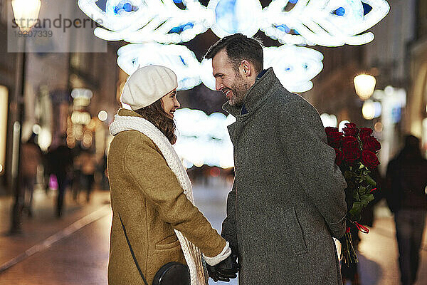 Treffen von Mann und Freundin am Abend des Valentinstags