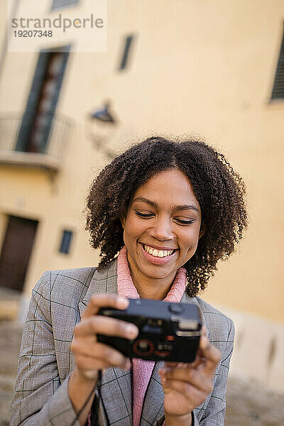 Porträt einer lachenden jungen Frau  die in die Kamera blickt