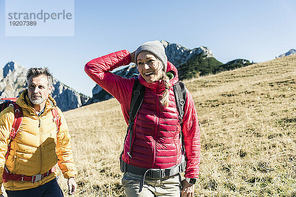 Österreich  Tirol  glückliches Paar beim Wandern in den Bergen