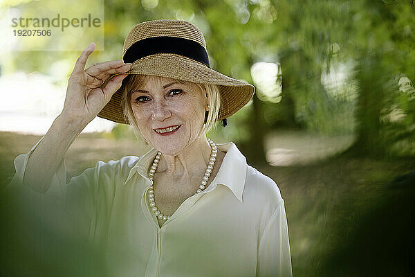 Lächelnde ältere Frau mit Hut