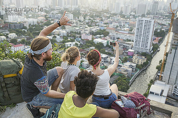 Freunde machen Selfie mit Smartphone auf dem Dach der Stadt