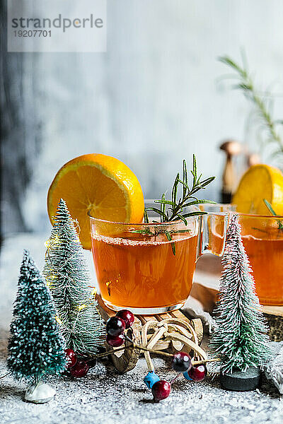 Tassen Aperitif mit Weihnachtsbaummodellen auf dem Tisch