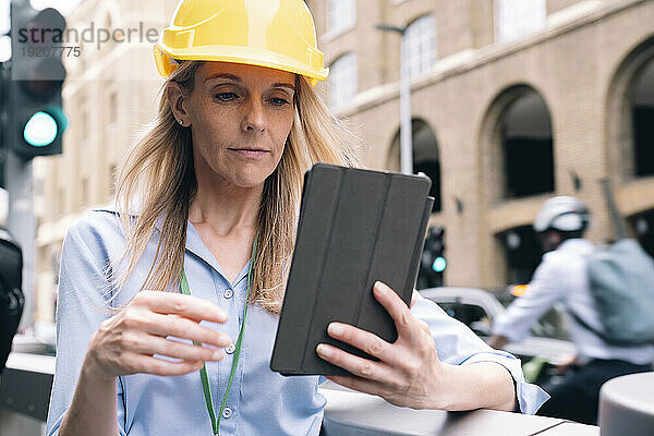 Ingenieur nutzt Tablet-PC auf der Straße