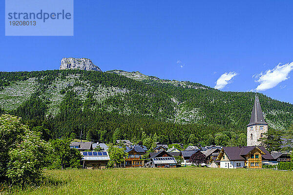 Österreich  Steiermark  Altaussee  Bergdorf im Sommer mit Hügel im Hintergrund