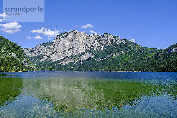 Österreich  Steiermark  malerischer Blick auf den Altausseer See im Sommer