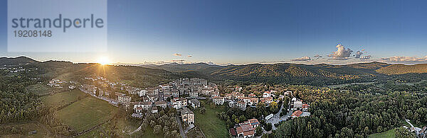 Italien  Toskana  Torniella  Luftpanorama eines Bergdorfes bei Sonnenuntergang