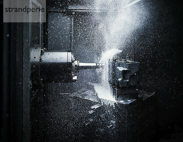 Automatisierte CNC-Maschine zum Schneiden von Metall in der Fabrik
