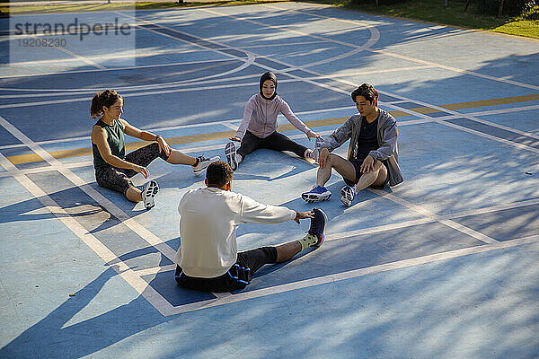 Freunde trainieren miteinander auf dem Sportplatz