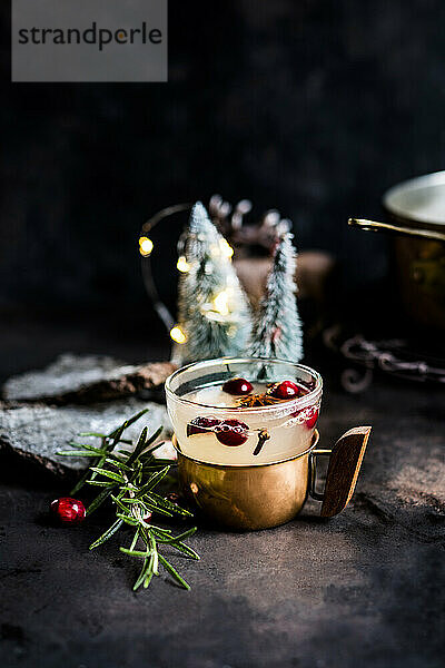 Moskauer Maultier mit Preiselbeeren und Gewürzen in der Tasse