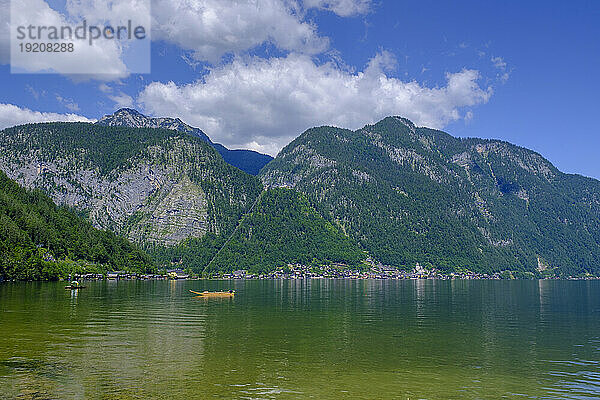 Österreich  Oberösterreich  Hallstatt  malerischer Blick auf den Hallstätter See im Sommer