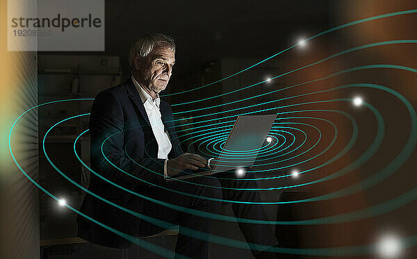Digitales zusammengesetztes Bild eines leitenden Geschäftsmannes  der einen Laptop mit futuristischem Netzwerk verwendet