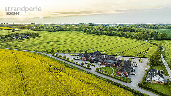 Dänemark  Syddanmark  Christiansfeld  Luftaufnahme eines Dorfes  umgeben von Sommerfeldern bei Sonnenuntergang